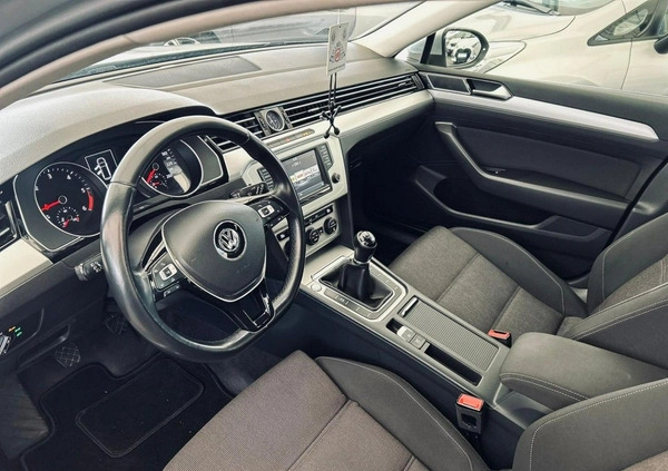 Volkswagen Passat cena 46900 przebieg: 225000, rok produkcji 2015 z Radom małe 781